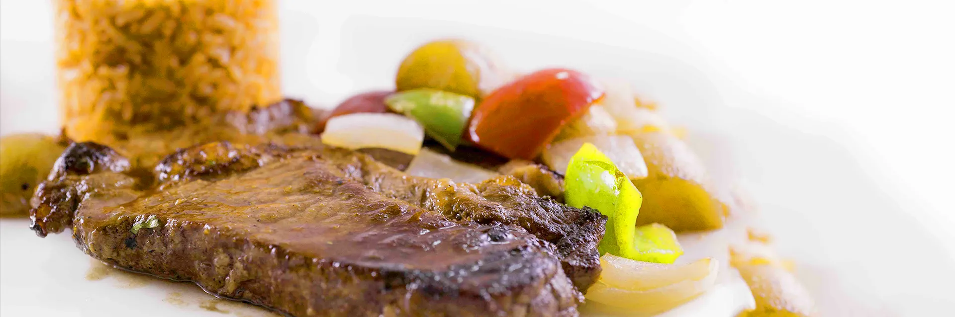 Bistec de palomilla de res con papas y pimientos